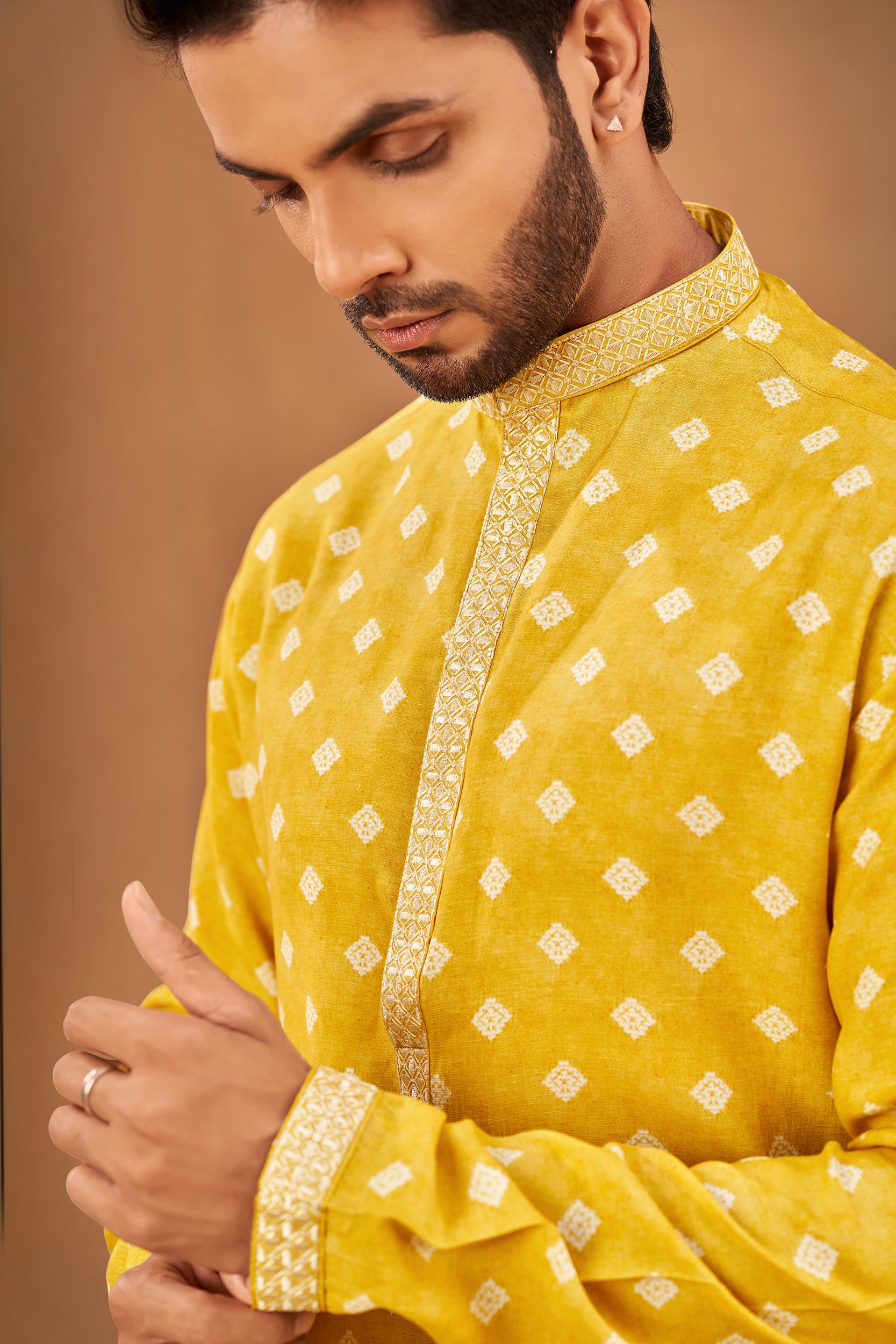 Yellow Shibori Butti-Patterned Kurta, Stole with Off-White Pants